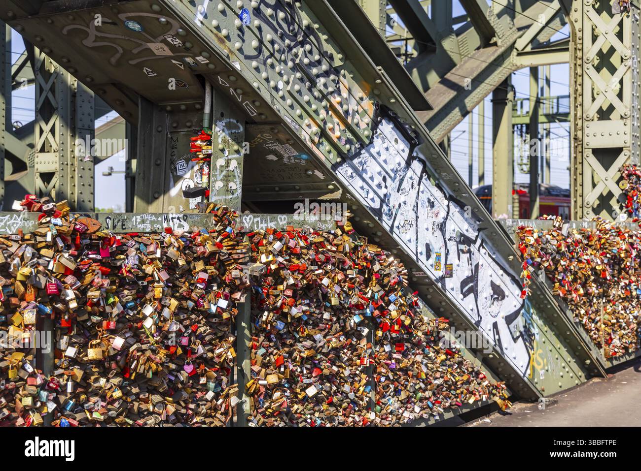 Hohenzollernbrücke Köln. Hunderttausende Liebesschlösser zieren das Brücken-Geländer. Stadtblick von Köln, Nordrhein-Westfalen, Deutschland, EUR Stockfoto