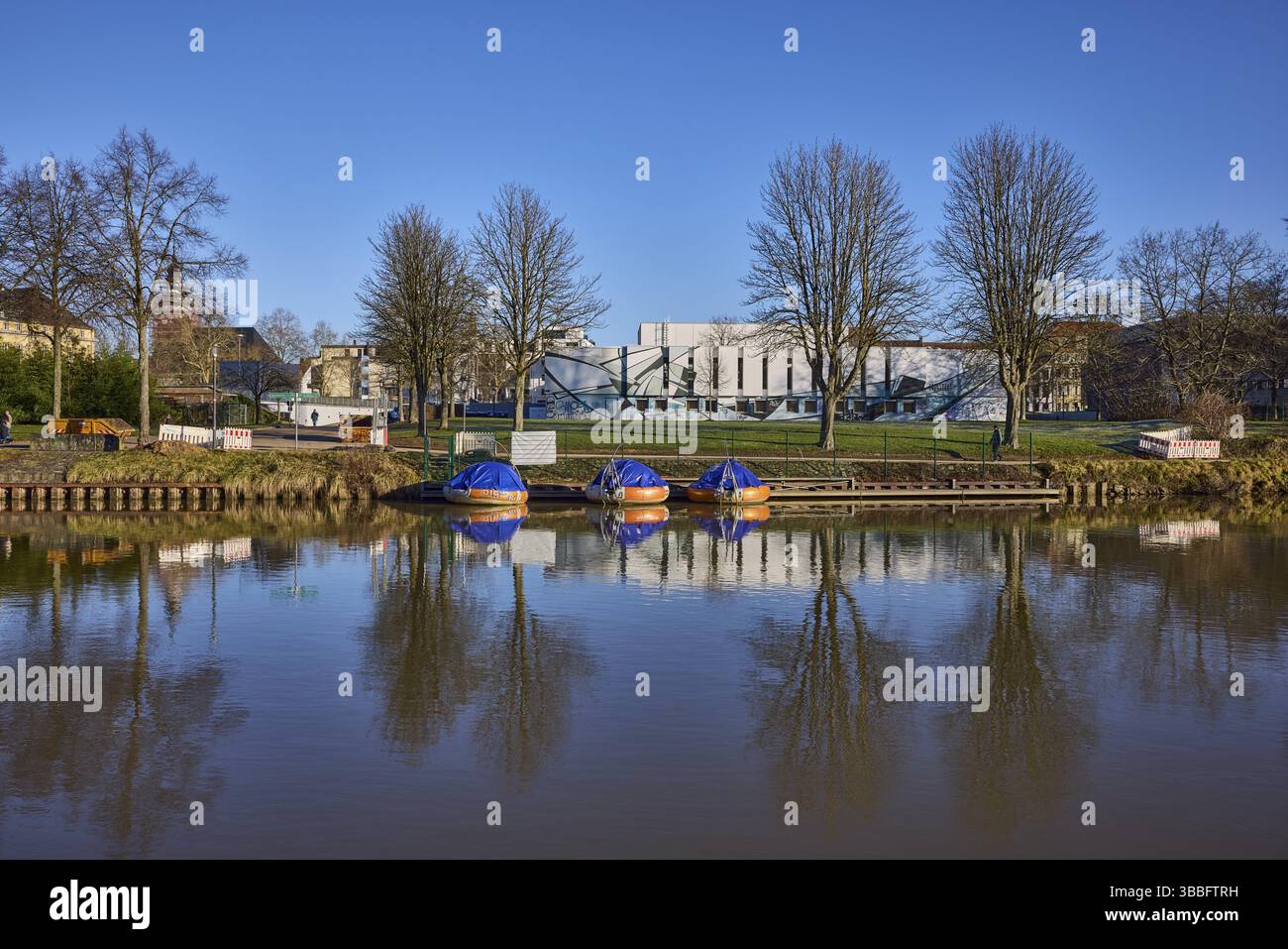 Musikhochschule Saar, Fluss Saar, Uferufer, Musikhochschule Saar, Bäume, Leihmotorboot, Reflexionen auf der Wasseroberfläche, blauer Himmel, Wolke Stockfoto