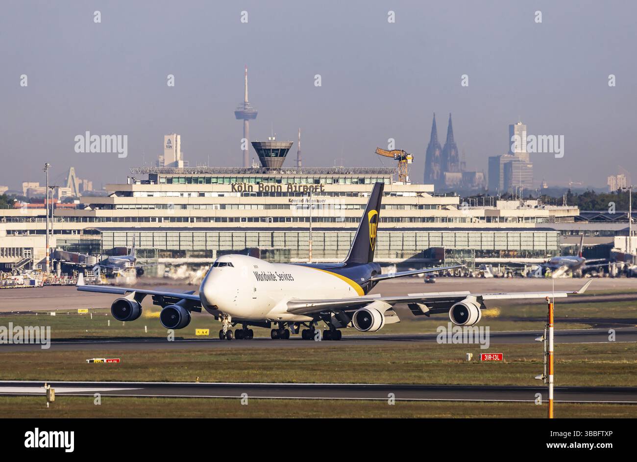 Flughafen Köln/Bonn. Frachtflugzeuge starten. Luftfahrzeugzulassung N612UP, United Parcel Service, UPS, Boeing 747-8F. Köln, Nordrhein-Westpha Stockfoto