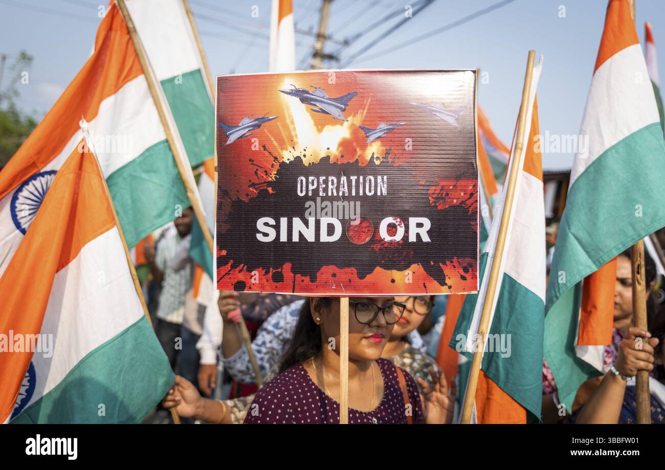 Menschen, die indische Nationalflaggen halten, während sie an einer Kundgebung teilnehmen, in solidarischer Verbundenheit mit den indischen Streitkräften am 14. Mai 2025 in Guwahati, Indien. A nat Stockfoto