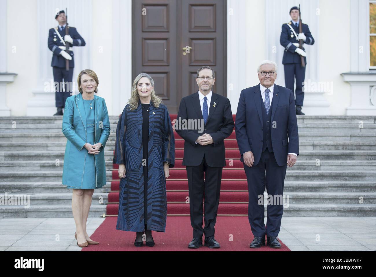 Elke Buedenbender (Frau des Bundespräsidenten), Michal Herzog (Frau des Präsidenten des Staates Israel), Isaac Herzog (S.E. der Präsident von Stockfoto