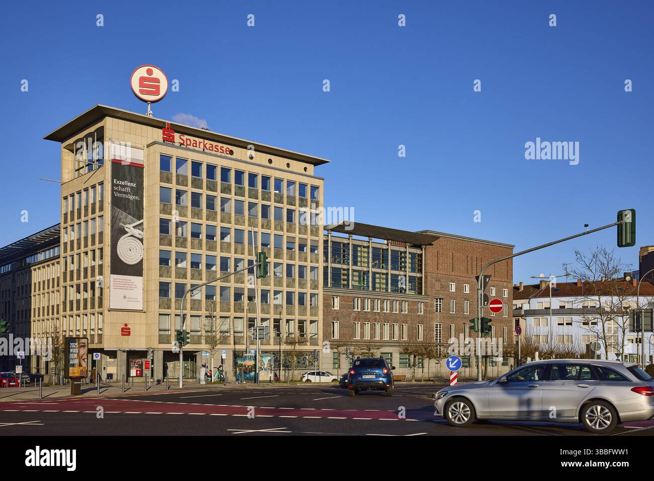 Hauptsitz Sparkasse Saarbrücken, moderne Architektur, Backsteinbauten, Auto, Ampelkreuzung, blauer Himmel, wolkenlos, Kreuzung zwischen Saarufers Stockfoto