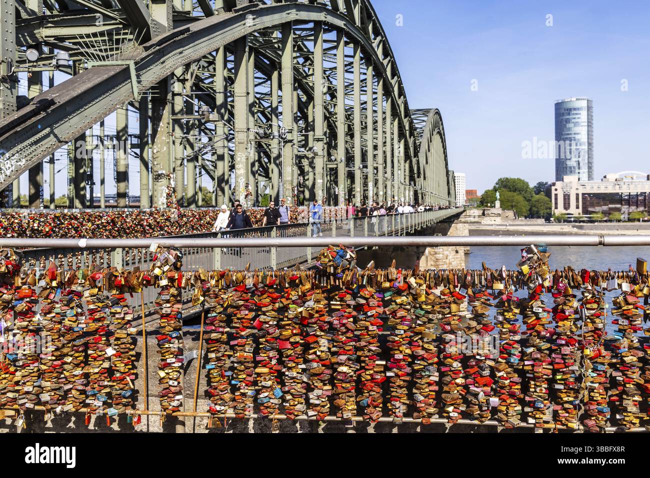 Hohenzollernbrücke Köln. Hunderttausende Liebesschlösser zieren das Brücken-Geländer. Stadtblick von Köln, Nordrhein-Westfalen, Deutschland, EUR Stockfoto