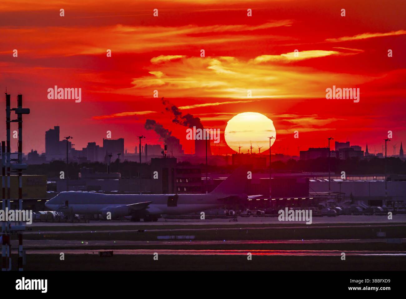 Flughafen Köln Bonn am Abend mit Sonnenuntergang und Sonnenuntergang. Köln, Nordrhein-Westfalen, Deutschland, Europa Stockfoto
