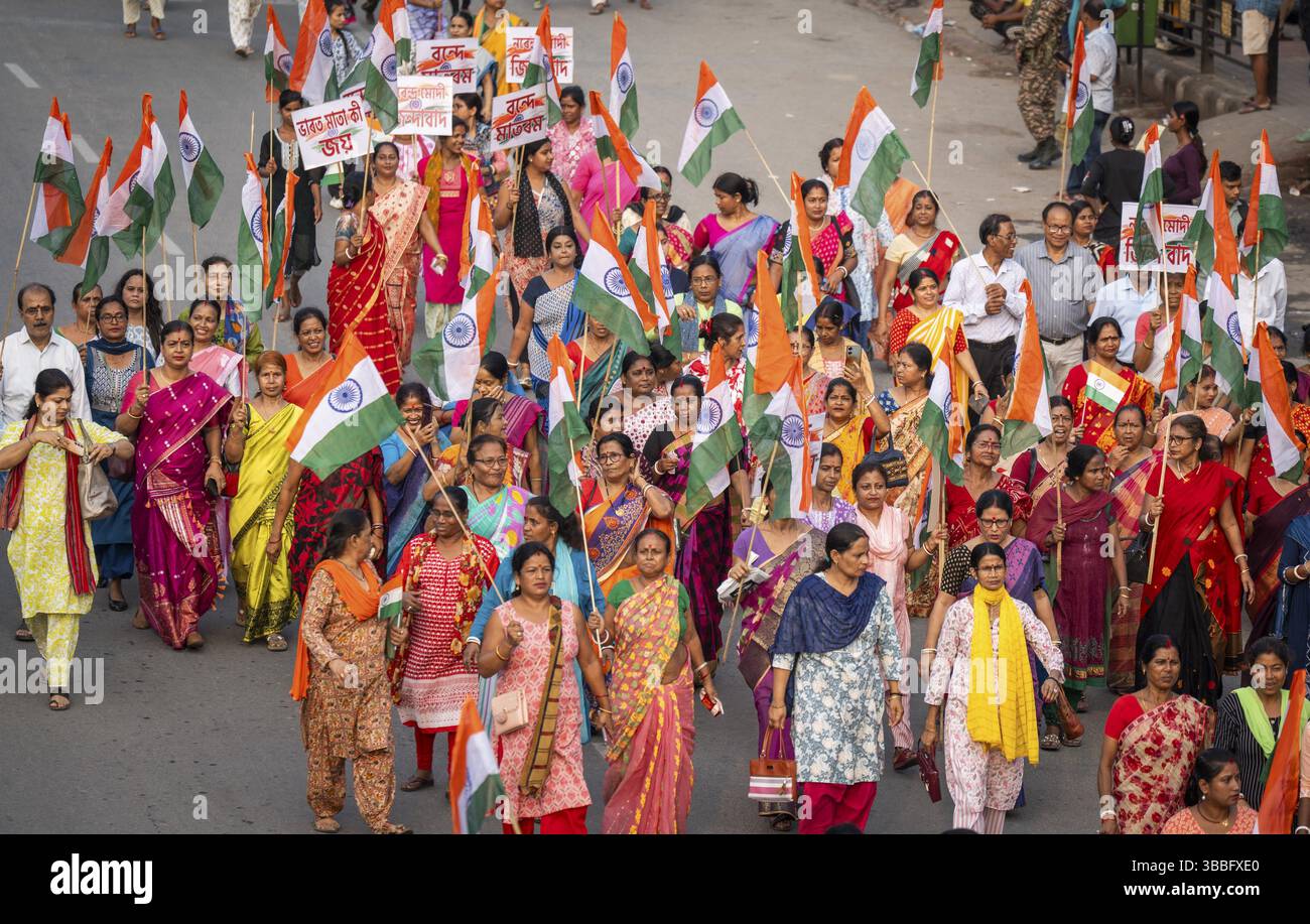 Menschen, die indische Nationalflaggen halten, während sie an einer Kundgebung teilnehmen, in solidarischer Verbundenheit mit den indischen Streitkräften am 14. Mai 2025 in Guwahati, Indien. A nat Stockfoto