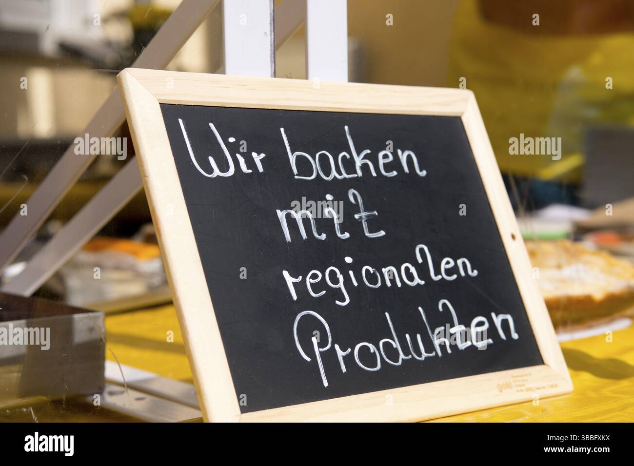 Schild mit der Aufschrift Wir backen mit regionalen Produkten, Produkten aus der Region, Bio-Produkten Stockfoto