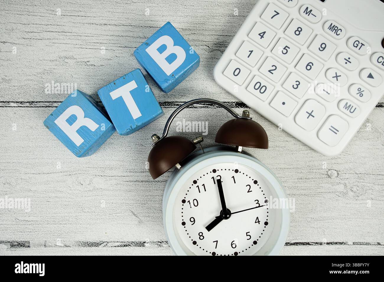 RTB-Text (Real Time Bidding) mit Wecker und Taschenrechner auf hölzernem Hintergrund Stockfoto