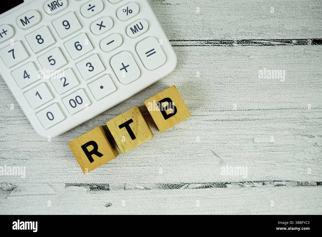 RTB-Text (Real Time Bidding) mit Wecker und Taschenrechner auf hölzernem Hintergrund Stockfoto