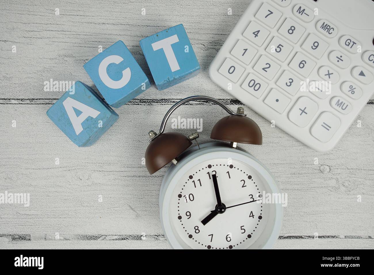 ACT (Action Changes things)-Text mit Alarm-Clcok und Taschenrechner auf hölzernem Hintergrund Stockfoto