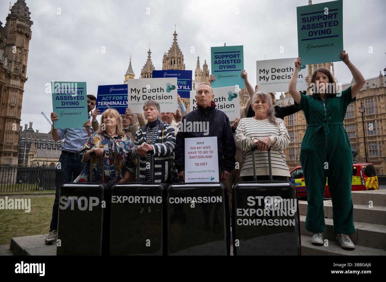 Vor der Abstimmung am 16. Mai drängten traurige Ehegatten außerhalb des Parlaments die Abgeordneten, die Sterbehilfe in England zu legalisieren. Stockfoto
