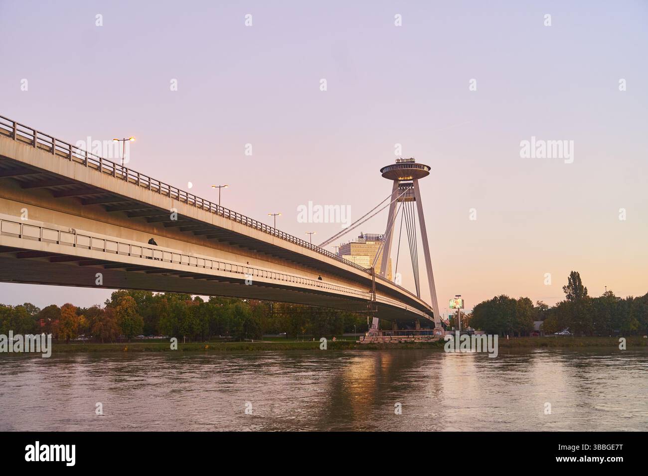 Slowakei, Bratislava - 8. Oktober 2022: Blick auf die Brücke des Slowakischen Nationalaufstandes am Abend. MOST SNP Stockfoto