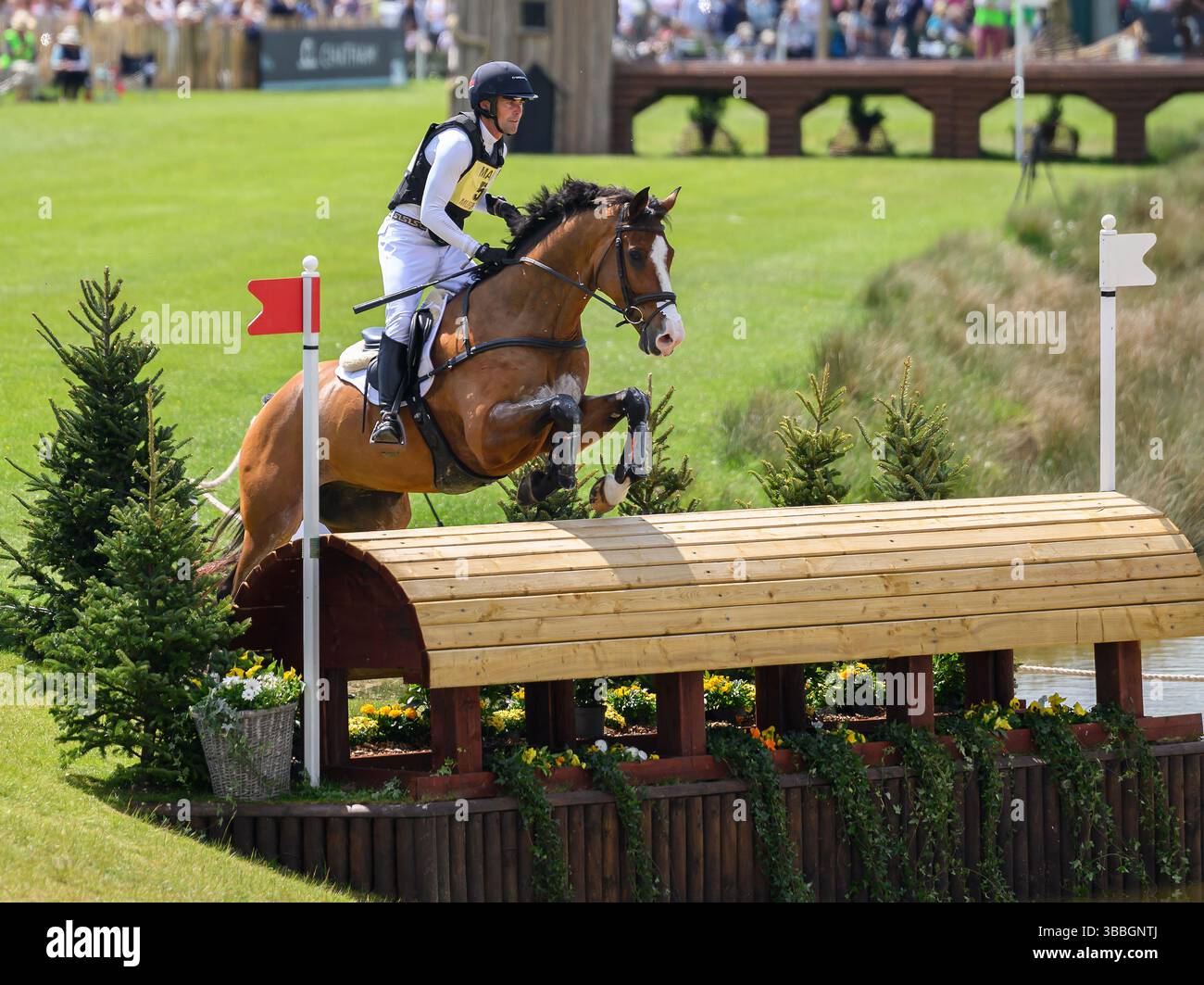Badminton, Großbritannien. Mai 2025. Badminton Horse Trials - Cross Country - Badminton - England Joseph Murphy springt während der Badminton Horse Trials Cross Country auf Belline Fighting Spirit über den See. Bildnachweis: Mark Pain/Alamy Live News Stockfoto