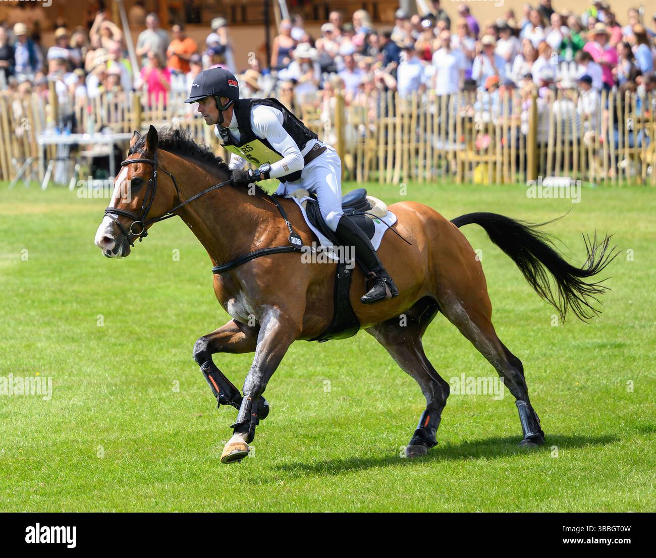 Badminton, Großbritannien. Mai 2025. Badminton Horse Trials - Cross Country - Badminton - England Joseph Murphy über Belline Fighting Spirit während der Badminton Horse Trials Cross Country. Bildnachweis: Mark Pain/Alamy Live News Stockfoto