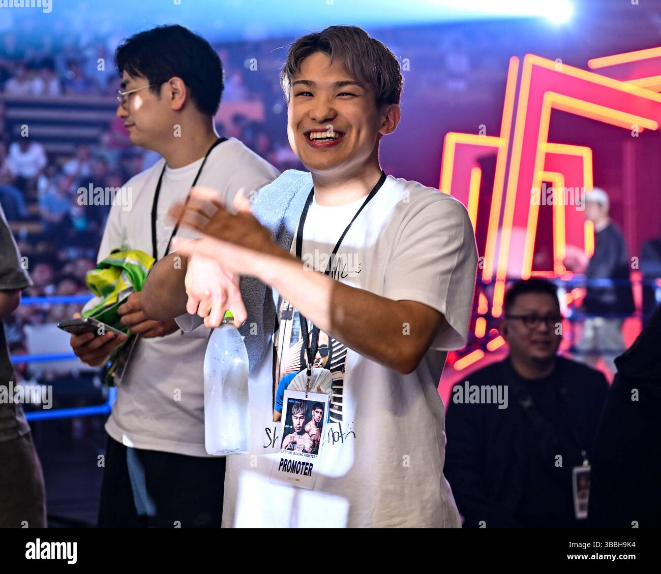 Tokio, Japan. Mai 2025. Reito Tsutsumi feiert, nachdem sein Bruder Hayato Tsutsumi am 11. Mai 2025 im Ota-City General Gymnasium in Tokio die 10R 133-Pfund-Gewichtsklasse gewann. Quelle: Hiroaki Finito Yamaguchi/AFLO/Alamy Live News Stockfoto