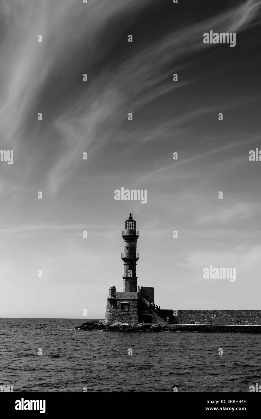 Der Leuchtturm im alten venezianischen Hafen von Chania, ein Frühlingnachmittag, in Begleitung von tanzenden Wolken Stockfoto Der Leuchtturm im alten venezianischen Hafen von Chania, ein Frühlingnachmittag, in Begleitung von tanzenden Wolken Stockfoto