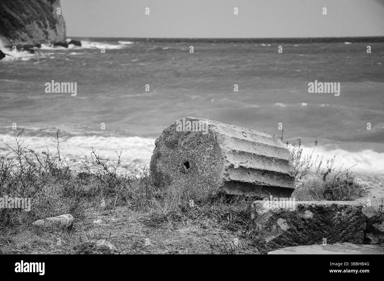 Überreste einer alten Ära. Die gefallene Säule gehörte zu einem antiken griechischen Tempel neben der Ägäis. Stockfoto