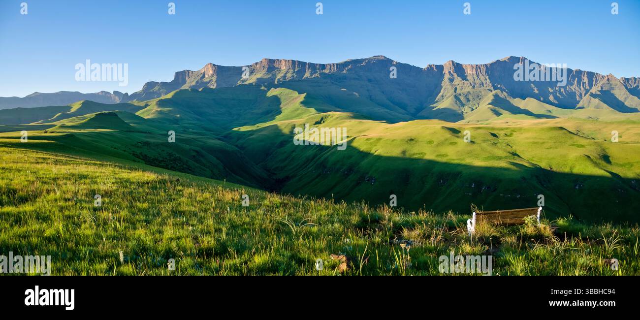 Atemberaubende Drakensberg-Landschaft am Cathedral Peak, Ukhahlamba Drakensberg Park, KwaZulu Natal, Südafrika - majestätische Berge und üppige Täler. Stockfoto