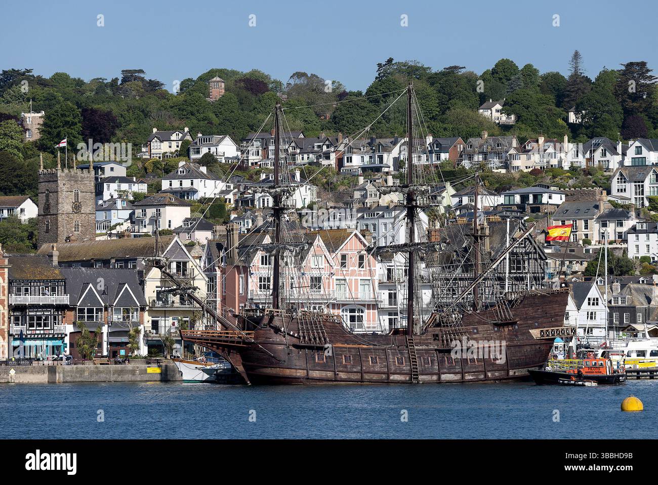 Dartmouth, Großbritannien. 16. Mai 2025 das legendäre Galeon Andalucia passiert Dartmouth Castle bei der Ankunft in Dartmouth. Das imposante spanische Schiff wurde 2009 erbaut und ist eine getreue Nachbildung der Galeeren, die zwischen dem 16. Und 18. Jahrhundert auf maritimen Entdeckungsreisen durch die Welt fuhren. Sein riesiger Holzrumpf ist 55 Meter lang und enthält sechs Decks aus iroko- und Kiefernholz. Die drei Masten halten fast 1000 m² Segelfläche über die sieben massiven Segel. Das Schiff ist ein schwimmendes Museum, in dem Besucher die Decks einschließlich des Geschützdecks, eines Offiziersmuseums und einer Kabine erkunden können. Sie Stockfoto