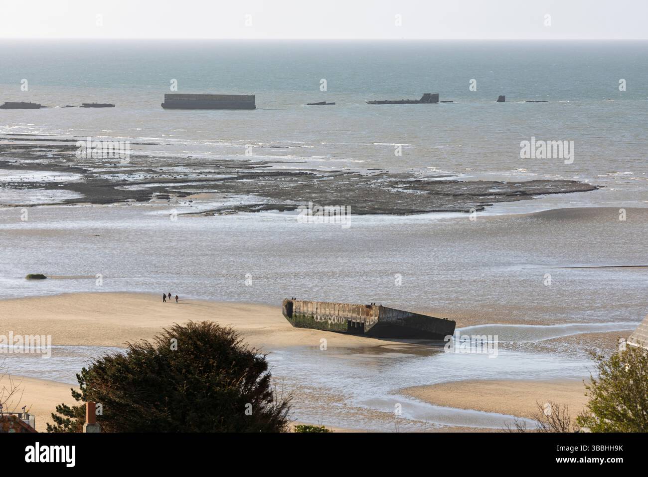 Überreste des Mulberry Harbour, Arromanches-les-Bains, Normandie, Frankreich, Europa Stockfoto