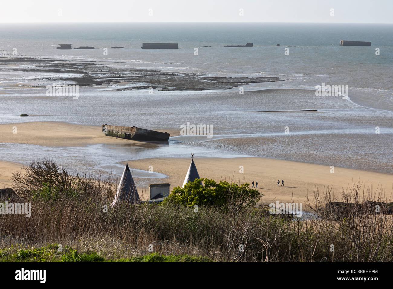 Überreste des Mulberry Harbour, Arromanches-les-Bains, Normandie, Frankreich, Europa Stockfoto