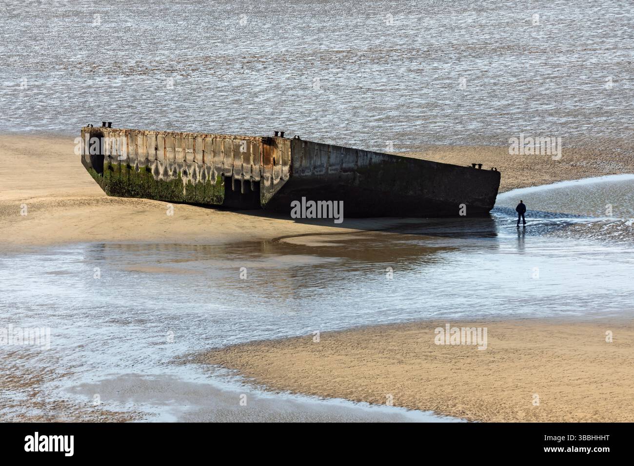Überreste des Mulberry Harbour, Arromanches-les-Bains, Normandie, Frankreich, Europa Stockfoto
