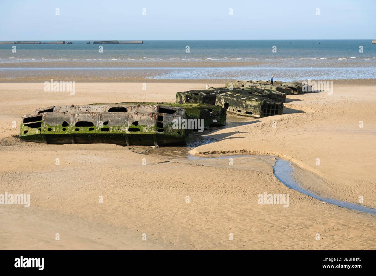 Überreste des Mulberry Harbour, Arromanches-les-Bains, Normandie, Frankreich, Europa Stockfoto