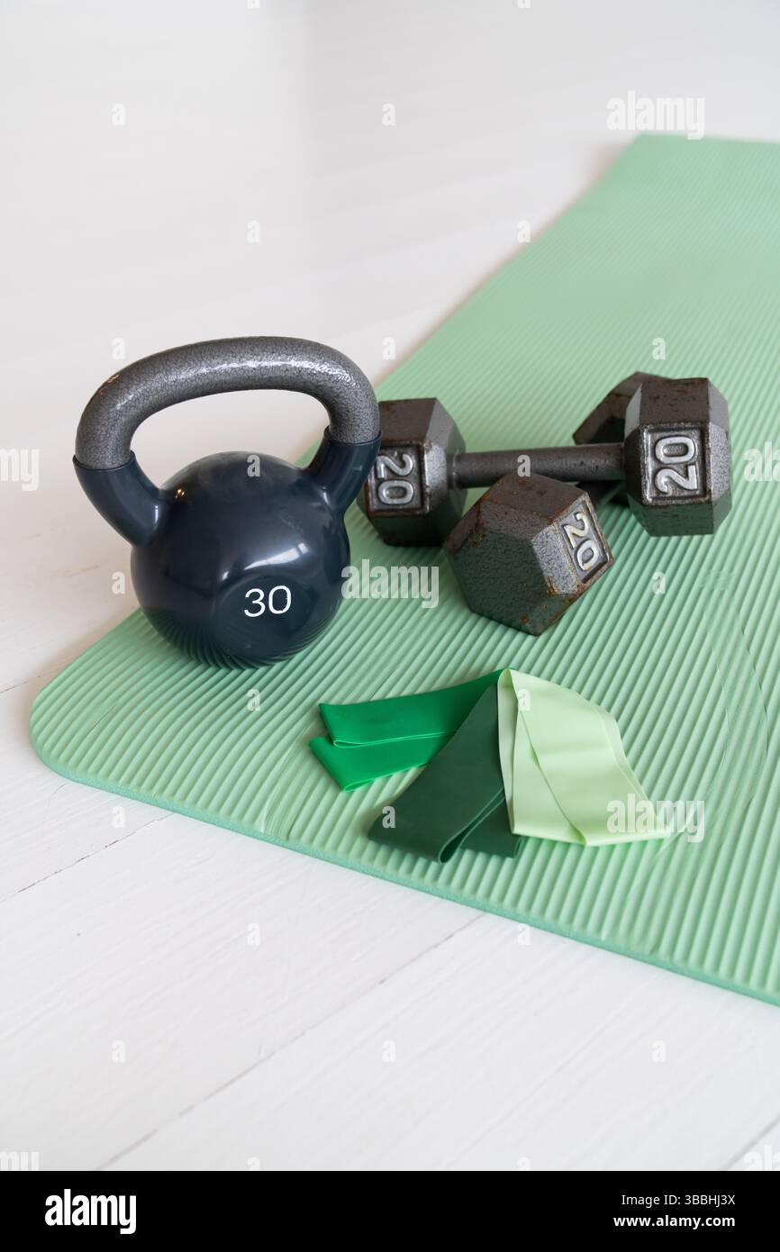 Trainingsgeräte auf einer Yoga-Matte Stockfoto