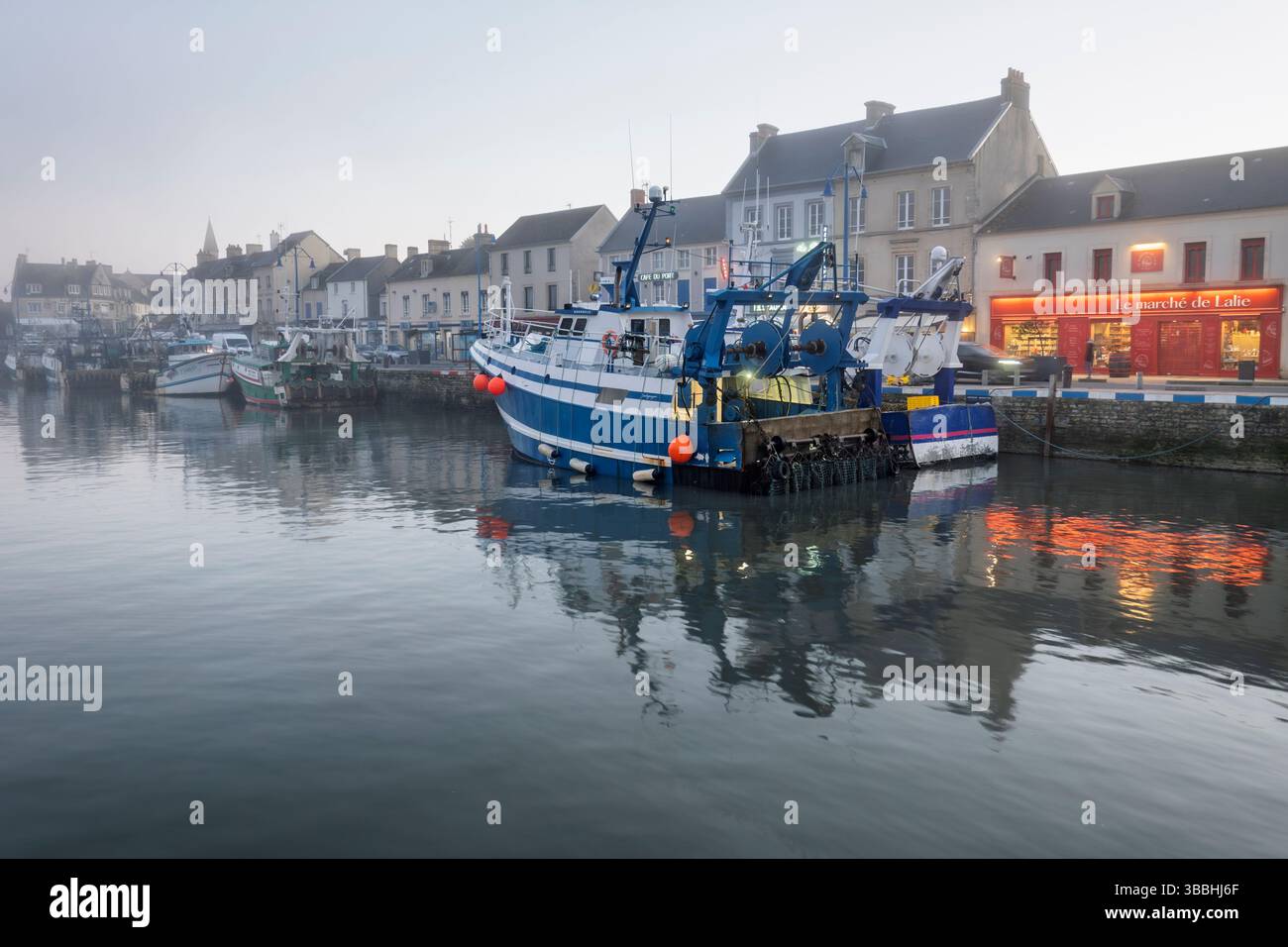 Fischerhafen von Port en Bessin in Meeresnebel, Port en Bessin, Departement Calvados, Normandie, Frankreich, Europa Stockfoto