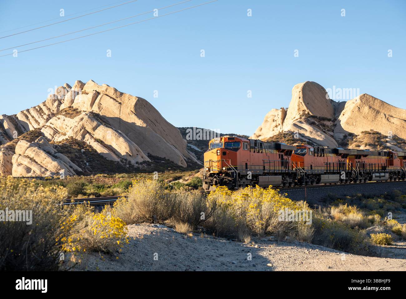 Lokomotiven passieren Sandsteinformationen Mormon Rocks Stockfoto