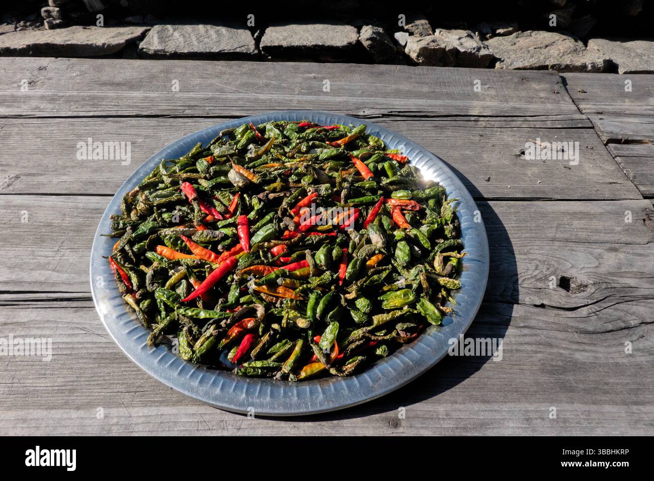 Würzige Chilis, die in der Sonne trocknen, Langtang Nationalpark, Nepal Stockfoto