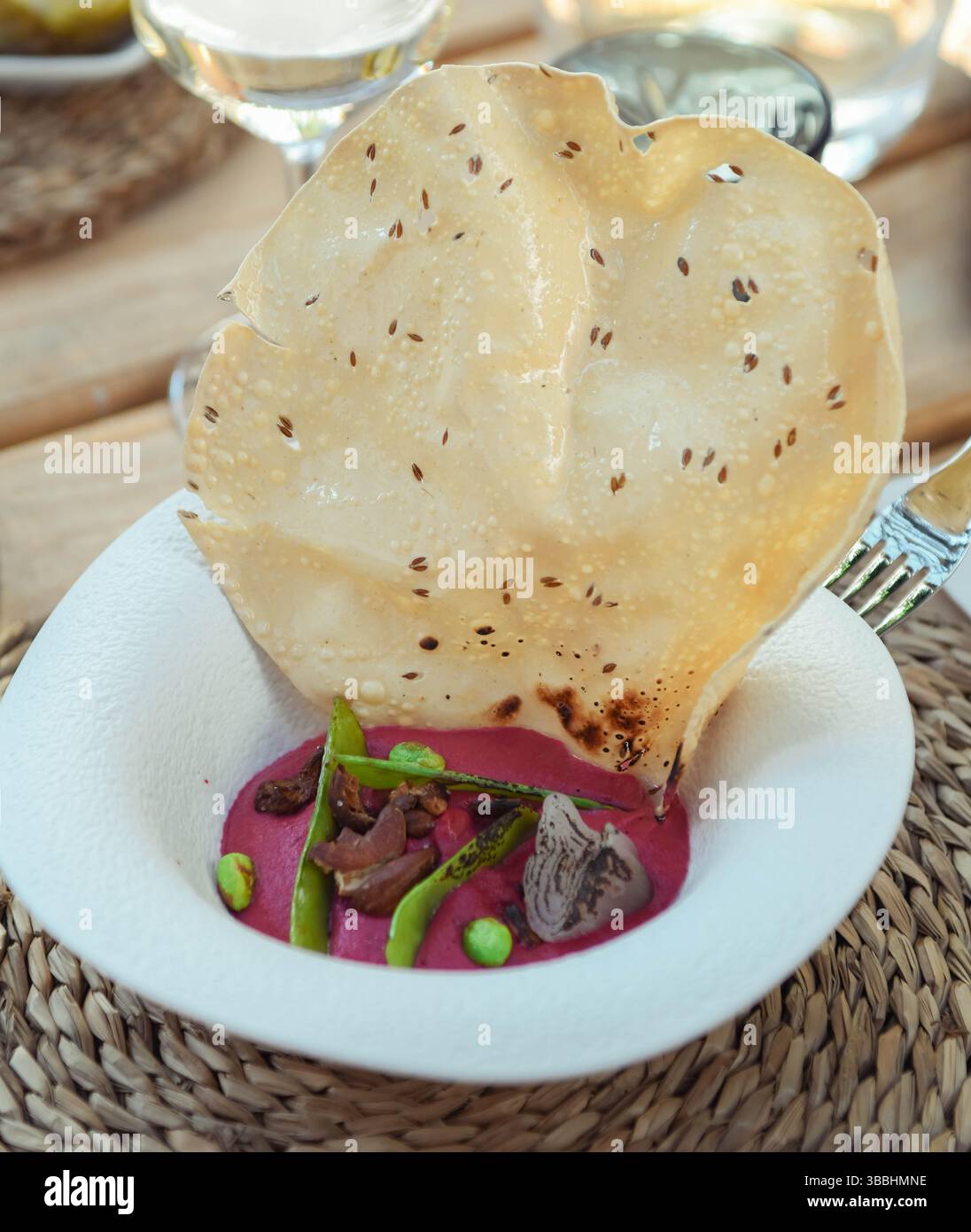 Rote-Bete-Hummus mit knuspriger Maistortilla Stockfoto
