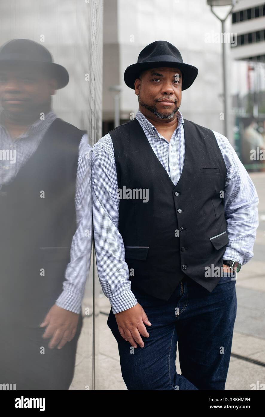 Ein stilvoll gekleideter Afroamerikaner auf der Straße Stockfoto