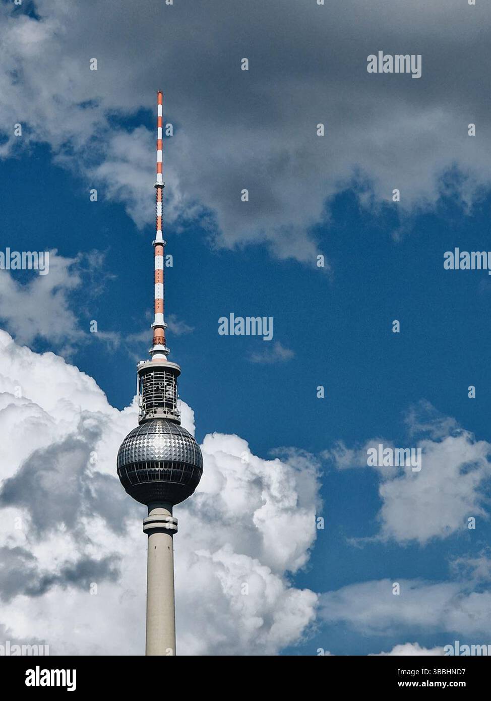 Der Berliner Fernsehturm steht hoch über Wolken Stockfoto