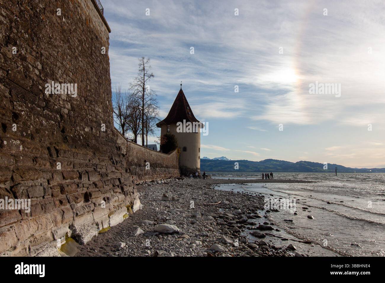 Sonnenhund-Phänomen über dem Bodensee in Lindau Stockfoto