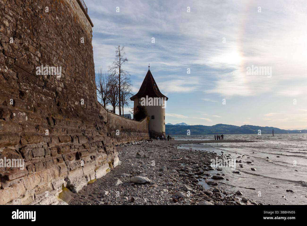 Sonnenhund-Phänomen über dem Bodensee in Lindau Stockfoto