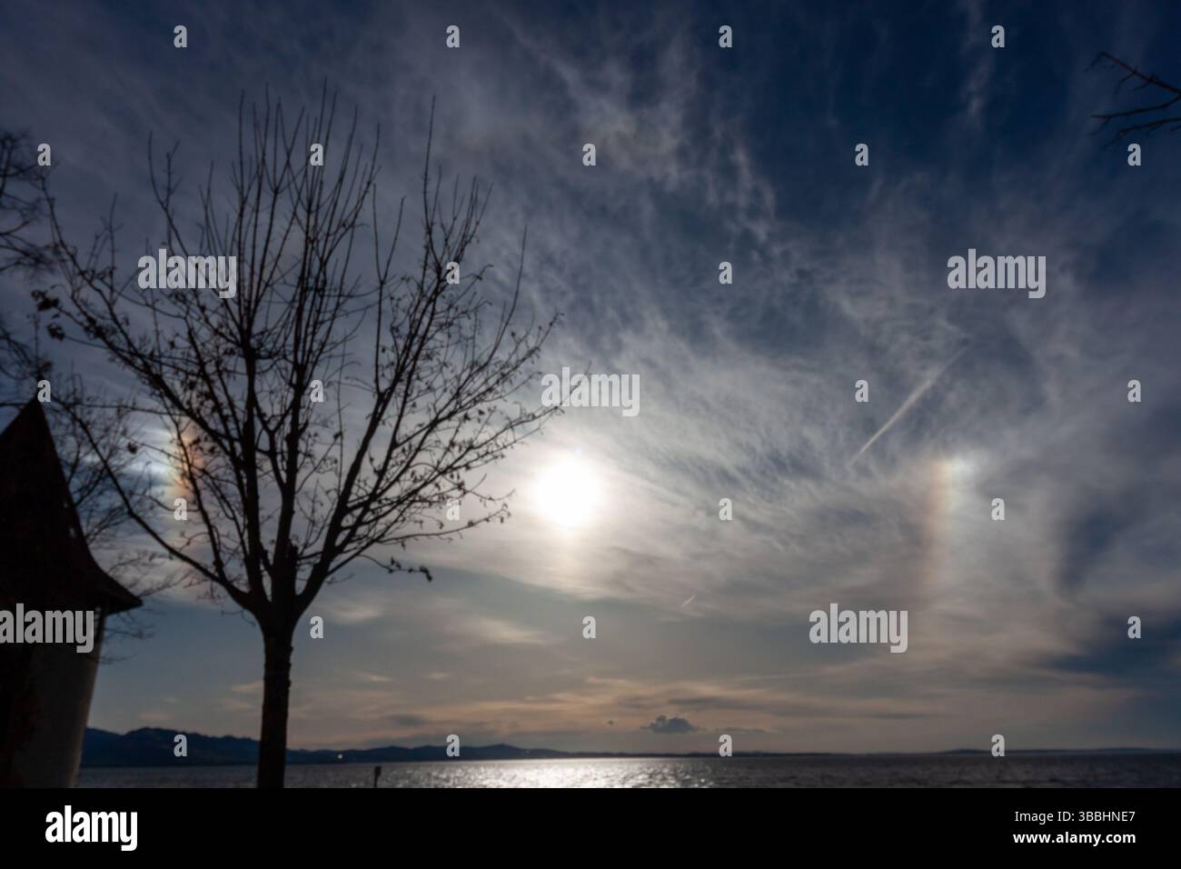 Sonnenhund-Phänomen über dem Bodensee in Lindau Stockfoto