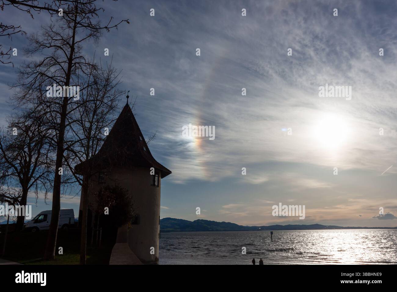 Sonnenhund-Phänomen über dem Bodensee in Lindau Stockfoto