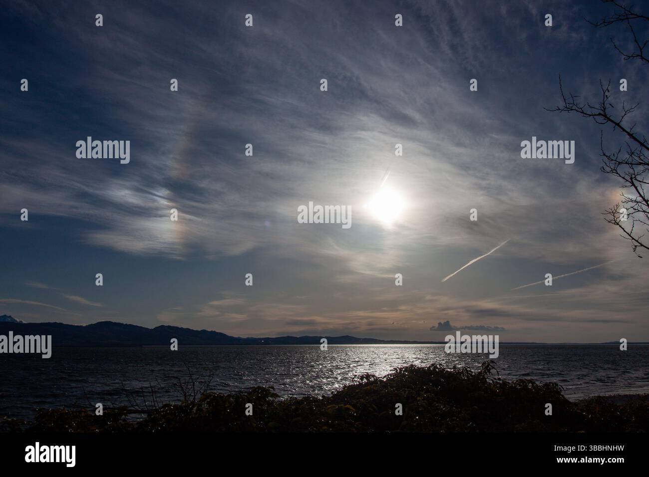 Sonnenhund-Phänomen über dem Bodensee Stockfoto