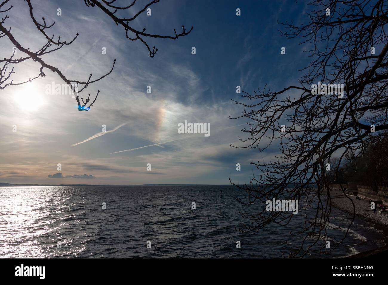 Sonnenhund-Phänomen über dem Bodensee Stockfoto