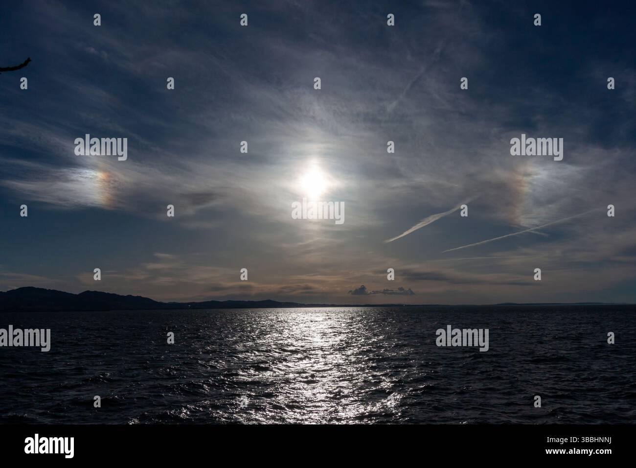 Sonnenhund-Phänomen über dem Bodensee Stockfoto