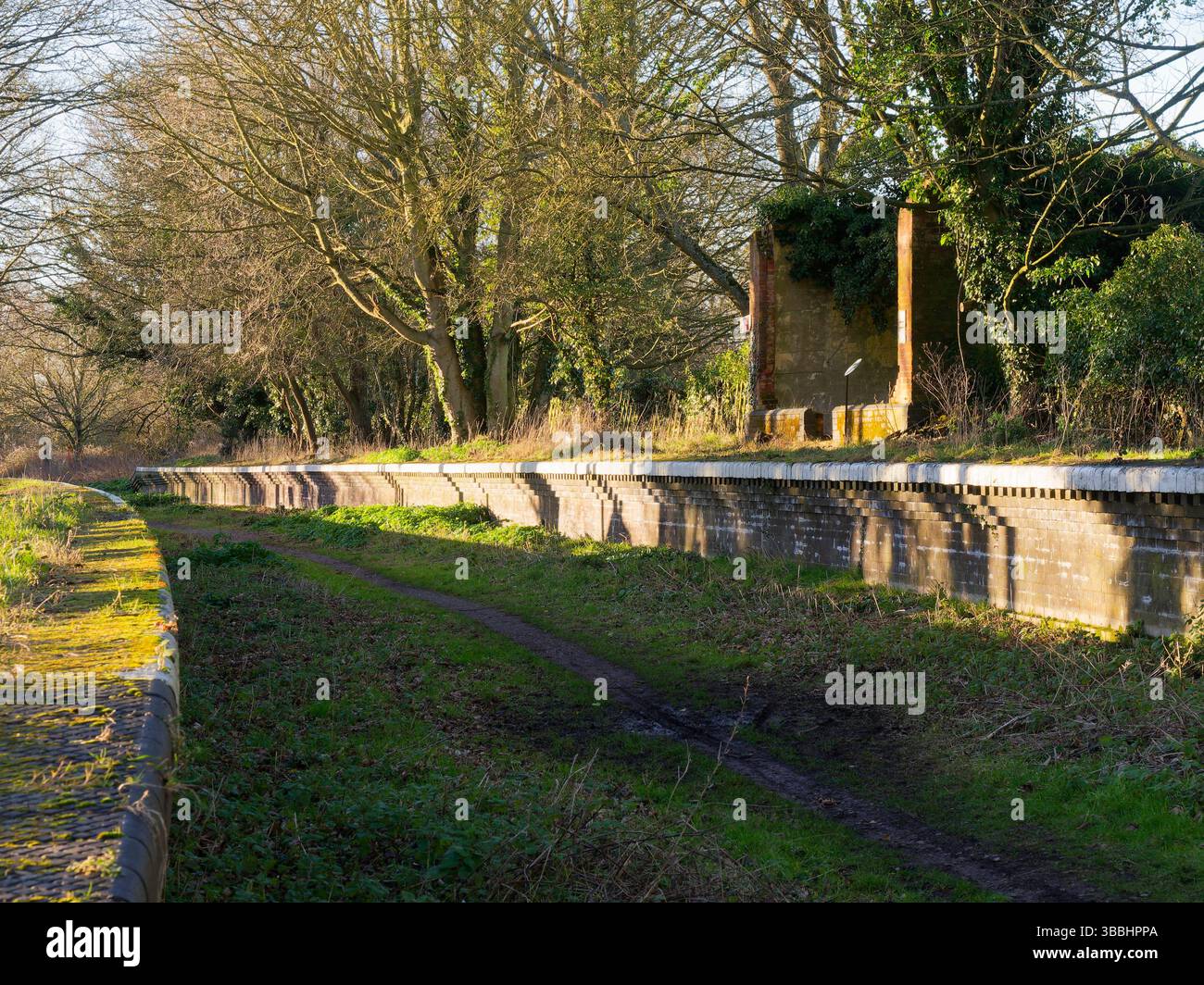 Die Honstation an der M&GN-Strecke nach Great Yarmouth wurde 1959 stillgelegt. Die Überreste werden von lokalen Freiwilligen gepflegt und die Strecke ist heute ein Fußweg. Stockfoto