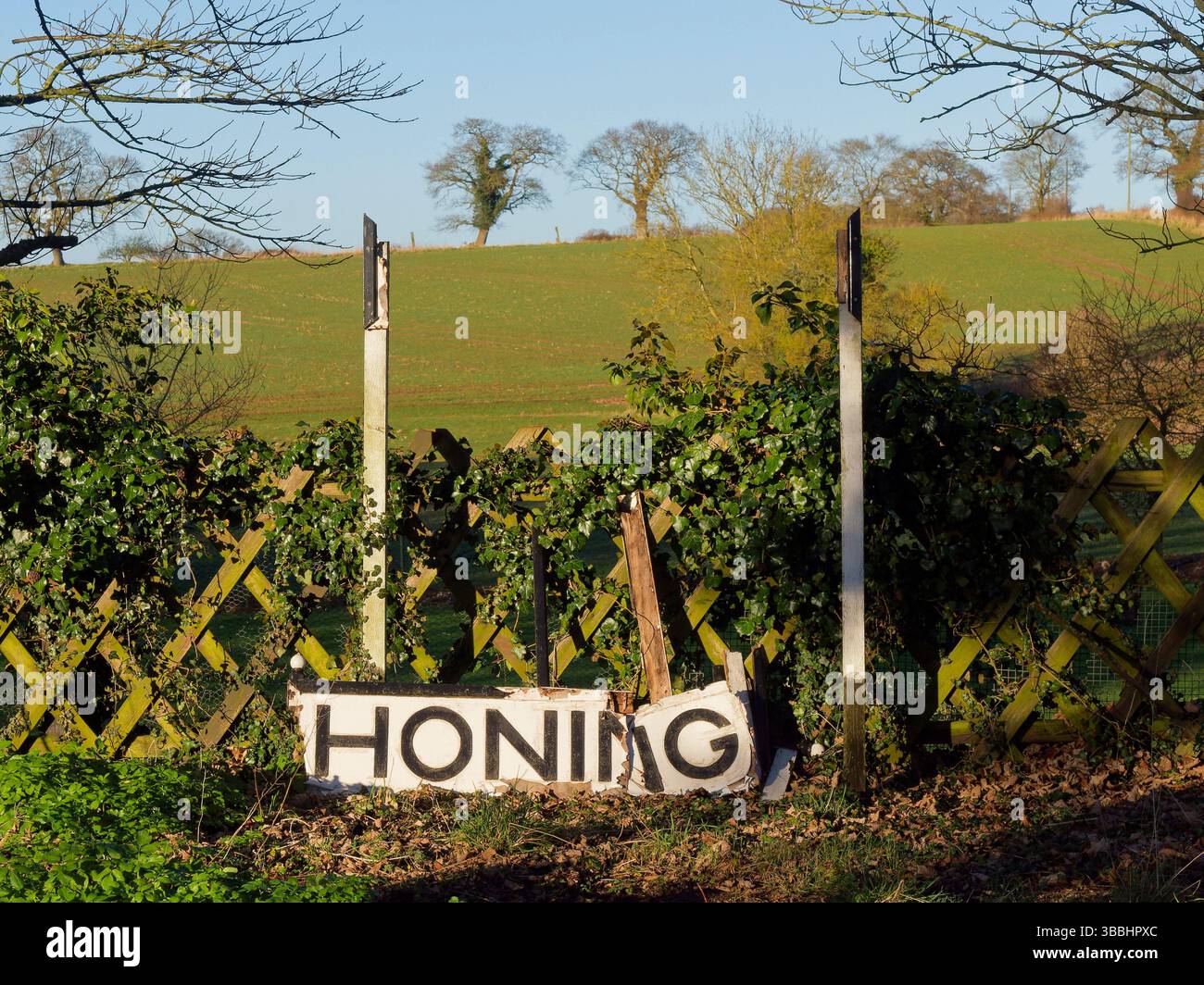 Die Honstation an der M&GN-Strecke nach Great Yarmouth wurde 1959 stillgelegt. Die Überreste werden von lokalen Freiwilligen gepflegt und die Strecke ist heute ein Fußweg. Stockfoto