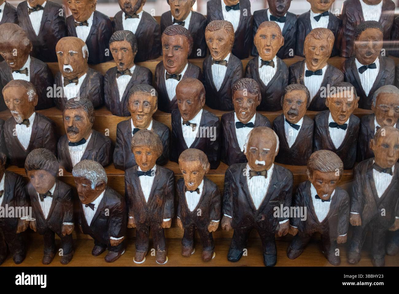 Das Innere des Pontypridd Museum zeigt Figuren des männlichen Volkskunstchors aus Holz von Huw Roberts Pontypridd Rhondda Cynon TAF South Wales UK Stockfoto