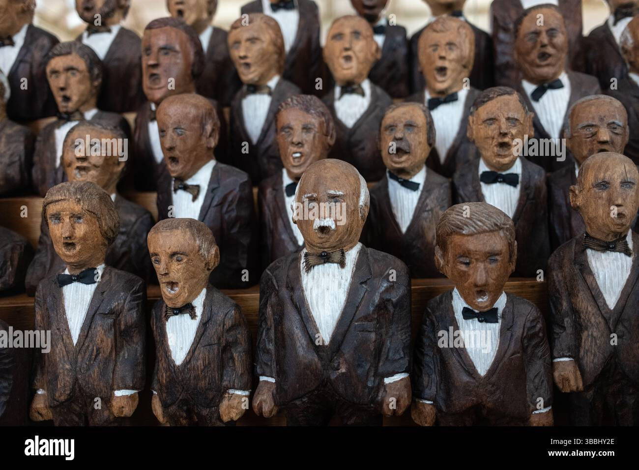 Das Innere des Pontypridd Museum zeigt Figuren des männlichen Volkskunstchors aus Holz von Huw Roberts Pontypridd Rhondda Cynon TAF South Wales UK Stockfoto