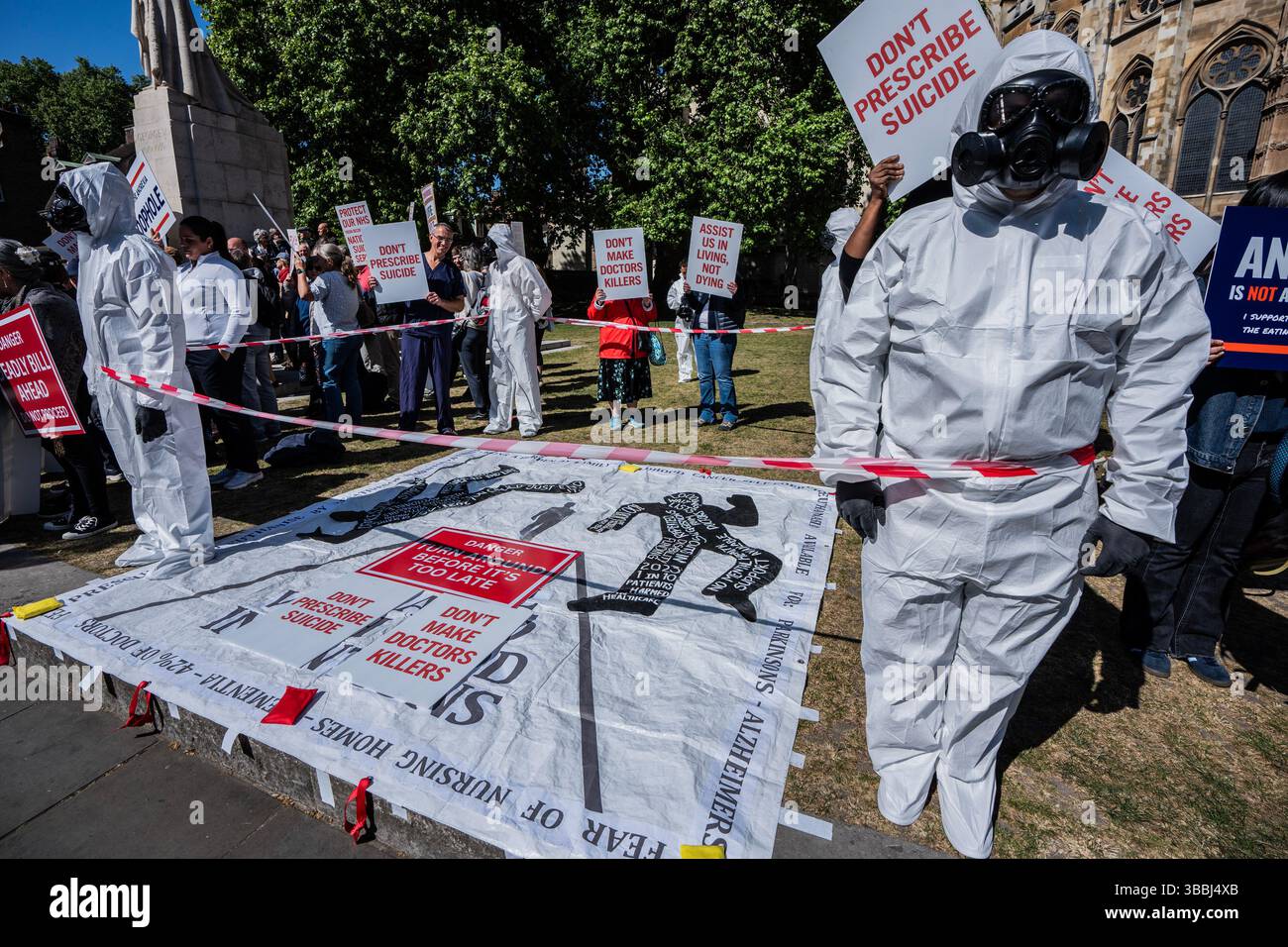 London, England, Großbritannien. (16. Mai 2025) Hunderte von Aktivisten versammelten sich heute außerhalb von Westminster, um gegen den vorgeschlagenen „Assisted Dying Bill“ zu protestieren, der derzeit im House of Commons geändert wird, bevor sie zum House of Lords übergingen. Das Gesetz wird, wenn es verabschiedet wird, den Tod von Patienten mit einer tödlichen Krankheit durch Verschreibung lebensbedrohlicher Medikamente erlauben. Foto: Lab Mo/ALAMY LIVE NEWS Stockfoto