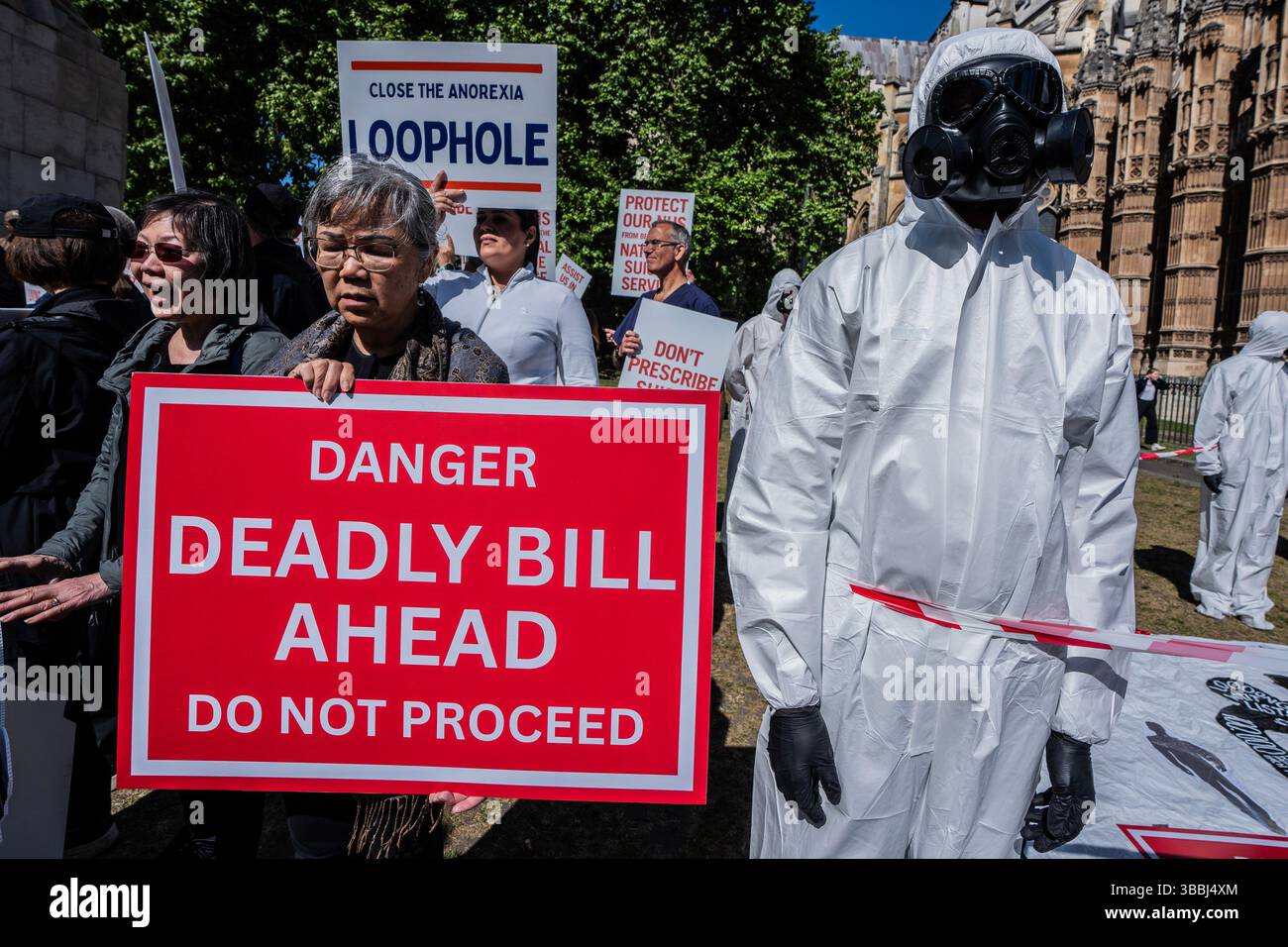 London, England, Großbritannien. (16. Mai 2025) Hunderte von Aktivisten versammelten sich heute außerhalb von Westminster, um gegen den vorgeschlagenen „Assisted Dying Bill“ zu protestieren, der derzeit im House of Commons geändert wird, bevor sie zum House of Lords übergingen. Das Gesetz wird, wenn es verabschiedet wird, den Tod von Patienten mit einer tödlichen Krankheit durch Verschreibung lebensbedrohlicher Medikamente erlauben. Foto: Lab Mo/ALAMY LIVE NEWS Stockfoto