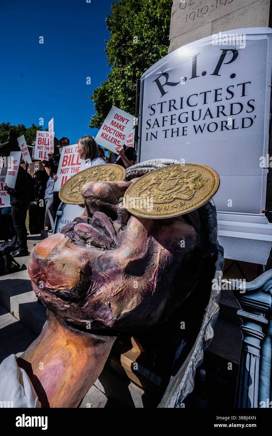 London, England, Großbritannien. (16. Mai 2025) Hunderte von Aktivisten versammelten sich heute außerhalb von Westminster, um gegen den vorgeschlagenen „Assisted Dying Bill“ zu protestieren, der derzeit im House of Commons geändert wird, bevor sie zum House of Lords übergingen. Das Gesetz wird, wenn es verabschiedet wird, den Tod von Patienten mit einer tödlichen Krankheit durch Verschreibung lebensbedrohlicher Medikamente erlauben. Foto: Lab Mo/ALAMY LIVE NEWS Stockfoto