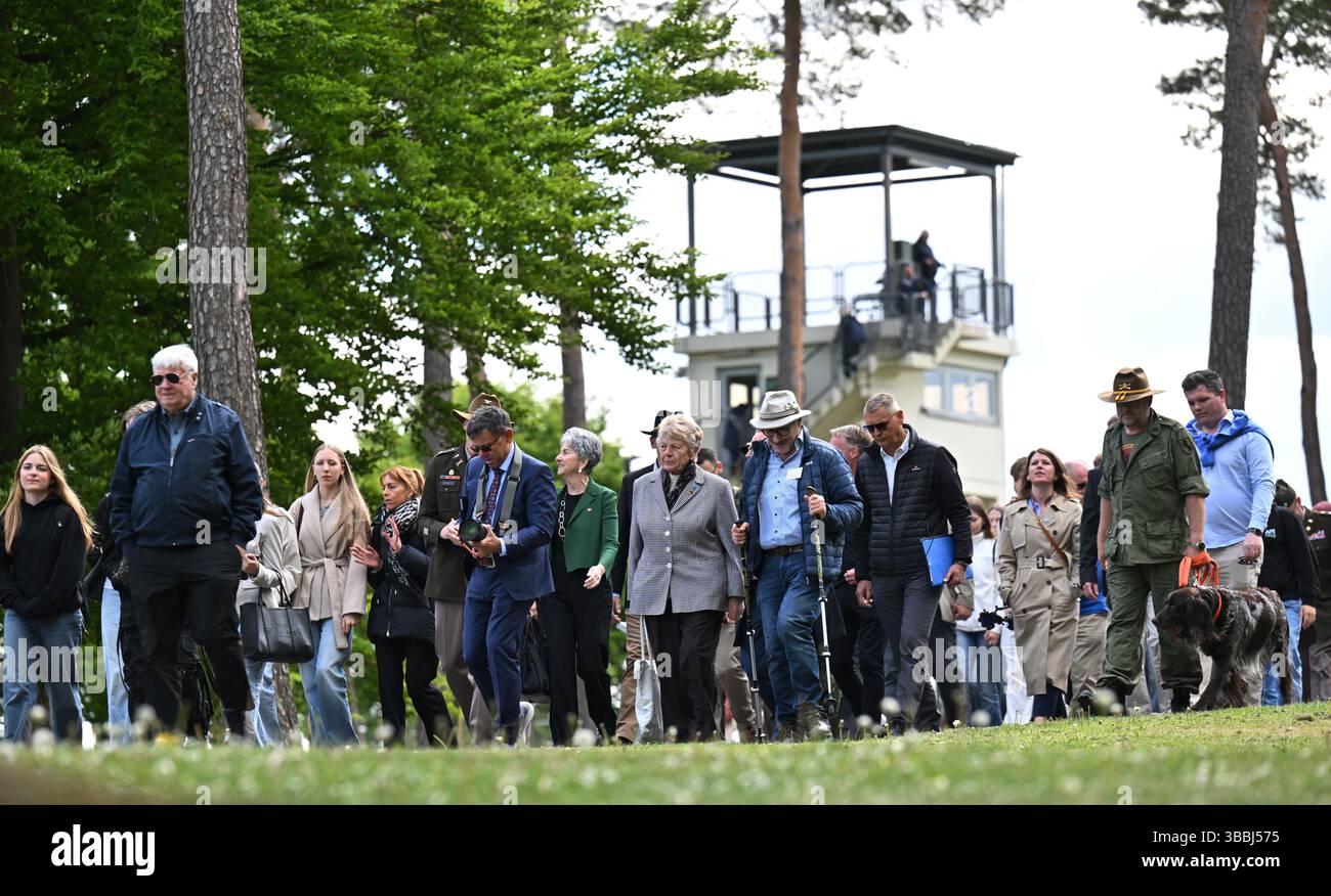 Rasdorf, Deutschland. Mai 2025. Besucher der Flaggenzeremonie gehen über das Gelände, um 35 Jahre der „letzten Grenzpatrouille“ anlässlich der letzten US-Army-Patrouille entlang der innerdeutschen Grenze zwischen Rasdorf und Geisa zu feiern. Mit dieser Zeremonie würdigt die Point Alpha Foundation den Dienst der US-Soldaten, die über vier Jahrzehnte lang an der innerdeutschen Grenze patrouillierten. Quelle: Martin Schutt/dpa/Alamy Live News Stockfoto