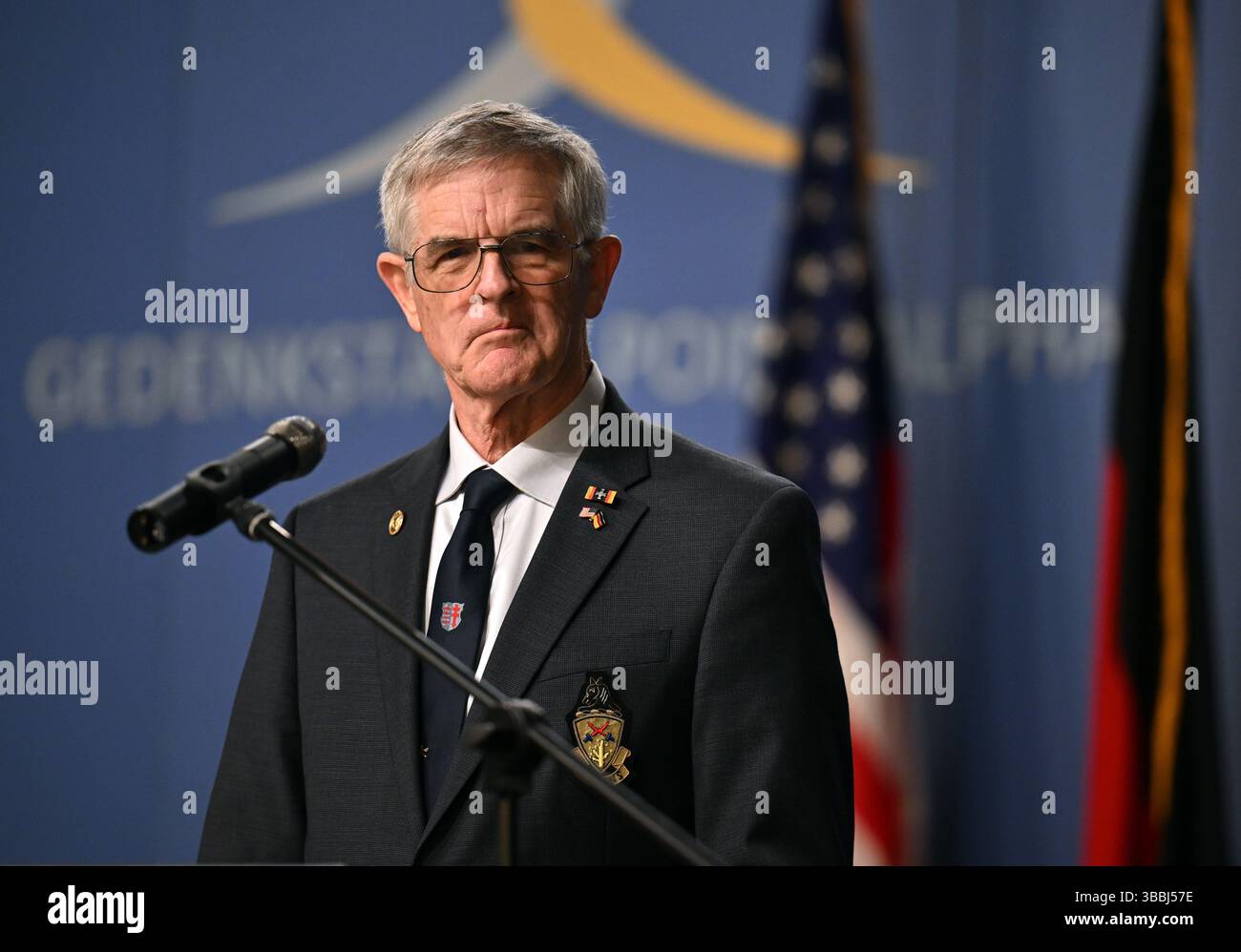 Rasdorf, Deutschland. Mai 2025. Clint Ancker, ehemaliger Befehlshaber der letzten Patrouille, spricht bei der Zeremonie "Last Border Patrol", die 35 Jahre der letzten Patrouille der US-Armee entlang der innerdeutschen Grenze zwischen Rasdorf und Geisa feiert. Mit dieser Zeremonie würdigt die Point Alpha Foundation den Dienst der US-Soldaten, die über vier Jahrzehnte lang an der innerdeutschen Grenze patrouillierten. Quelle: Martin Schutt/dpa/Alamy Live News Stockfoto