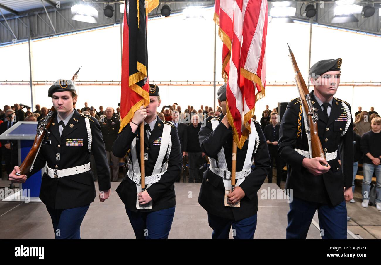 Rasdorf, Deutschland. Mai 2025. Kadetten des Junior Reserve Officers' Training Corps (JROTC) aus Wiesbaden nehmen an der Zeremonie „Last Border Patrol“ Teil, die 35 Jahre der letzten Patrouille der US Army entlang der innerdeutschen Grenze zwischen Rasdorf und Geisa feiert. Mit dieser Zeremonie erinnert die Point Alpha Foundation an den Dienst der US-Soldaten, die über vier Jahrzehnte lang an der innerdeutschen Grenze patrouillierten. Quelle: Martin Schutt/dpa/Alamy Live News Stockfoto